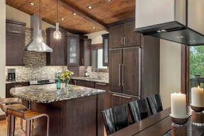 Fridge, microwave, oven, coffee/tea maker - Top of the Village (Snowmass Village)