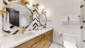 Room, 3 Bedrooms (Diamond) | Salle de bain | Articles de toilette gratuits, sĂšche-cheveux, serviettes fournies, savon