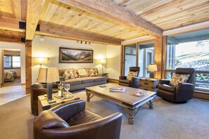 Room, 4 Bedrooms (Diamond) | Living area