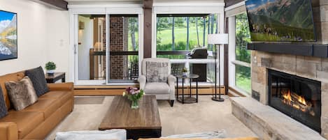 Condo, 2 Bedrooms (Slope 306) | Living area