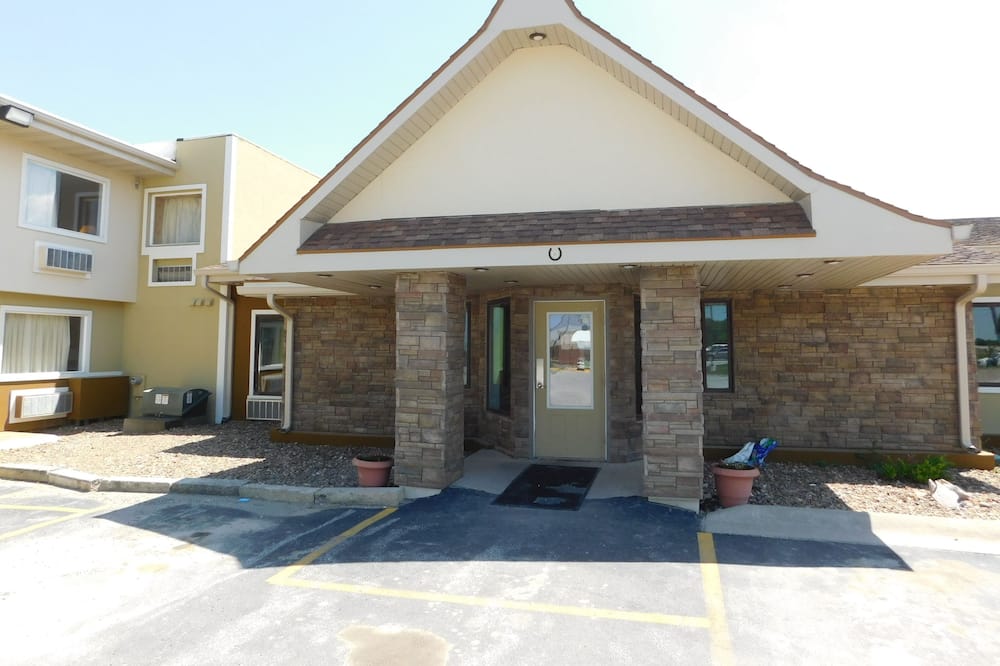 Days Inn by Wyndham West Branch Iowa City Area