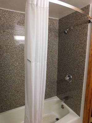 Combined shower/tub, hair dryer, towels