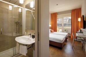 Habitación clásica con 2 camas individuales | Baño | Tina con regadera, amenidades de baño gratuitas, secadora de cabello 