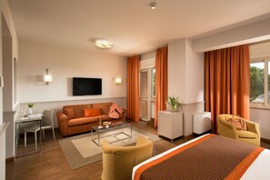 Junior Studio Suite | Minibar, in-room safe, desk, soundproofing