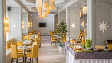 Serveert ontbijt, lunch en diner