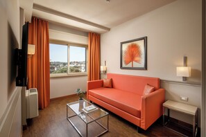 Chambre Familiale | Minibar, coffres-forts dans les chambres, bureau, chambres insonorisées