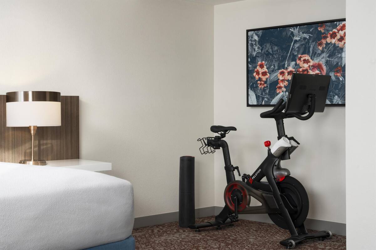 客房, 1 張特大雙人床 (w/ Peloton) | 埃及棉床單、高級寢具、羽絨被、舒適加層