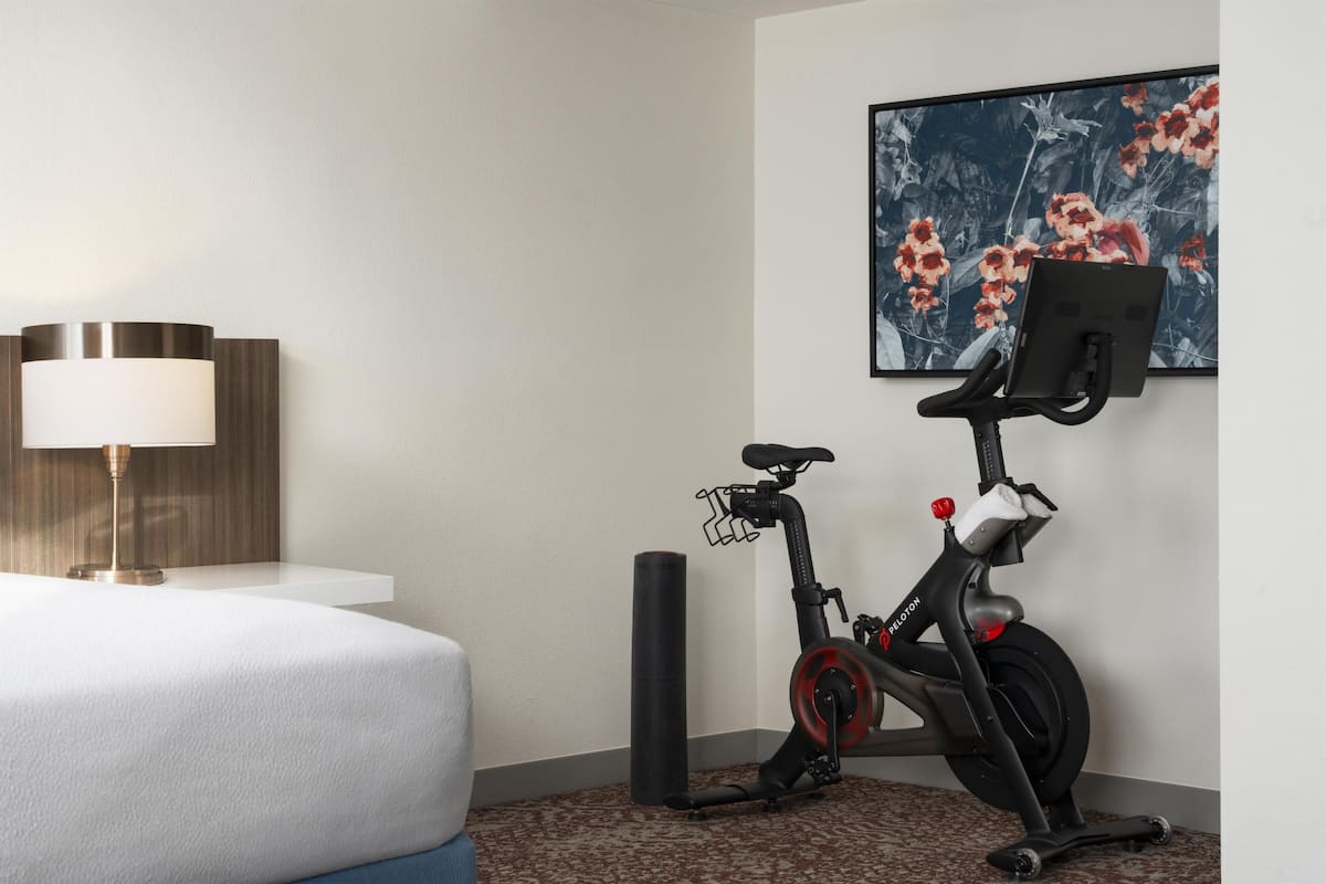 Habitación, 1 cama King size (w/ Peloton) | Sábanas de algodón egipcio, ropa de cama de alta calidad y edredón