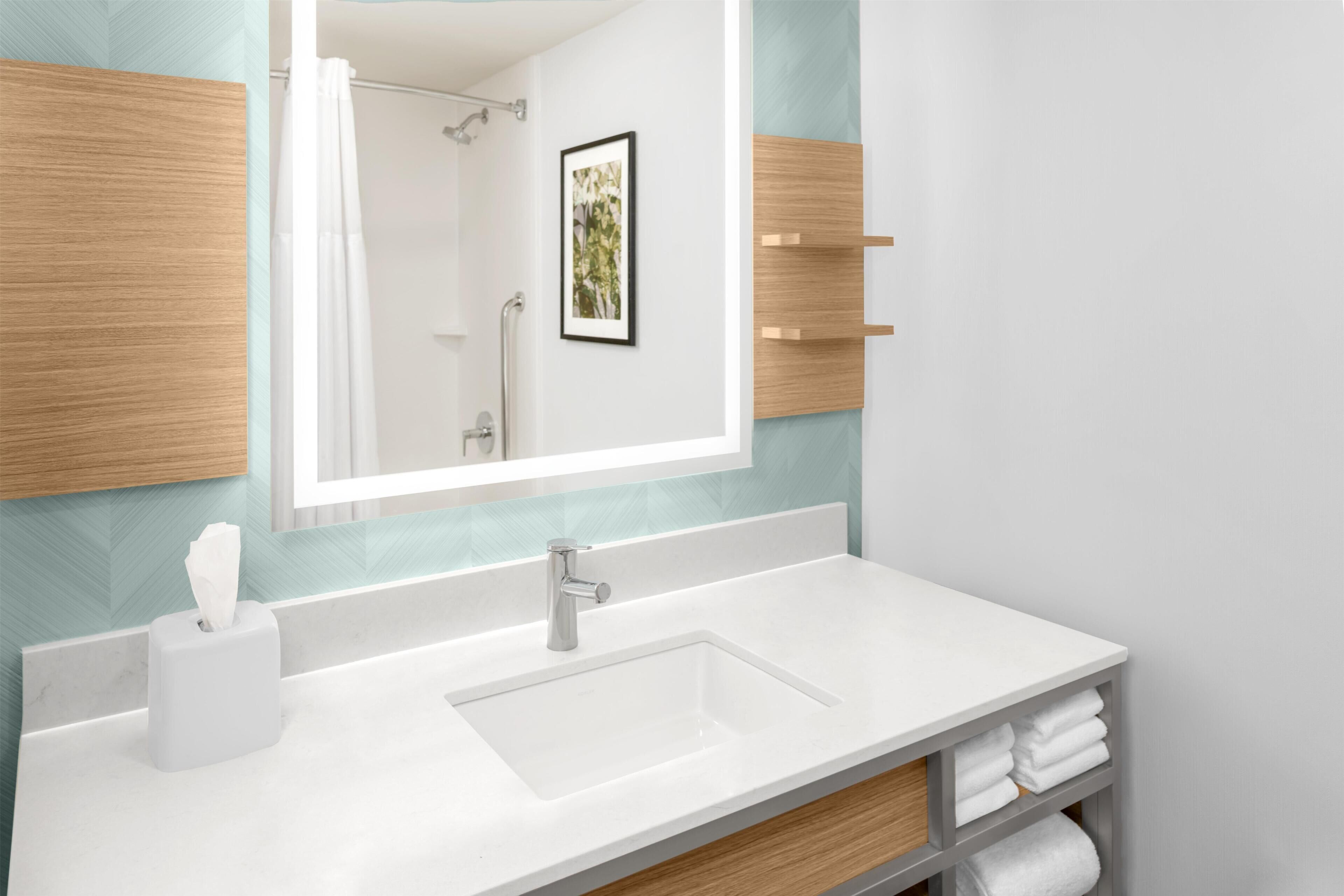 Combined shower/bathtub, free toiletries, hair dryer, towels