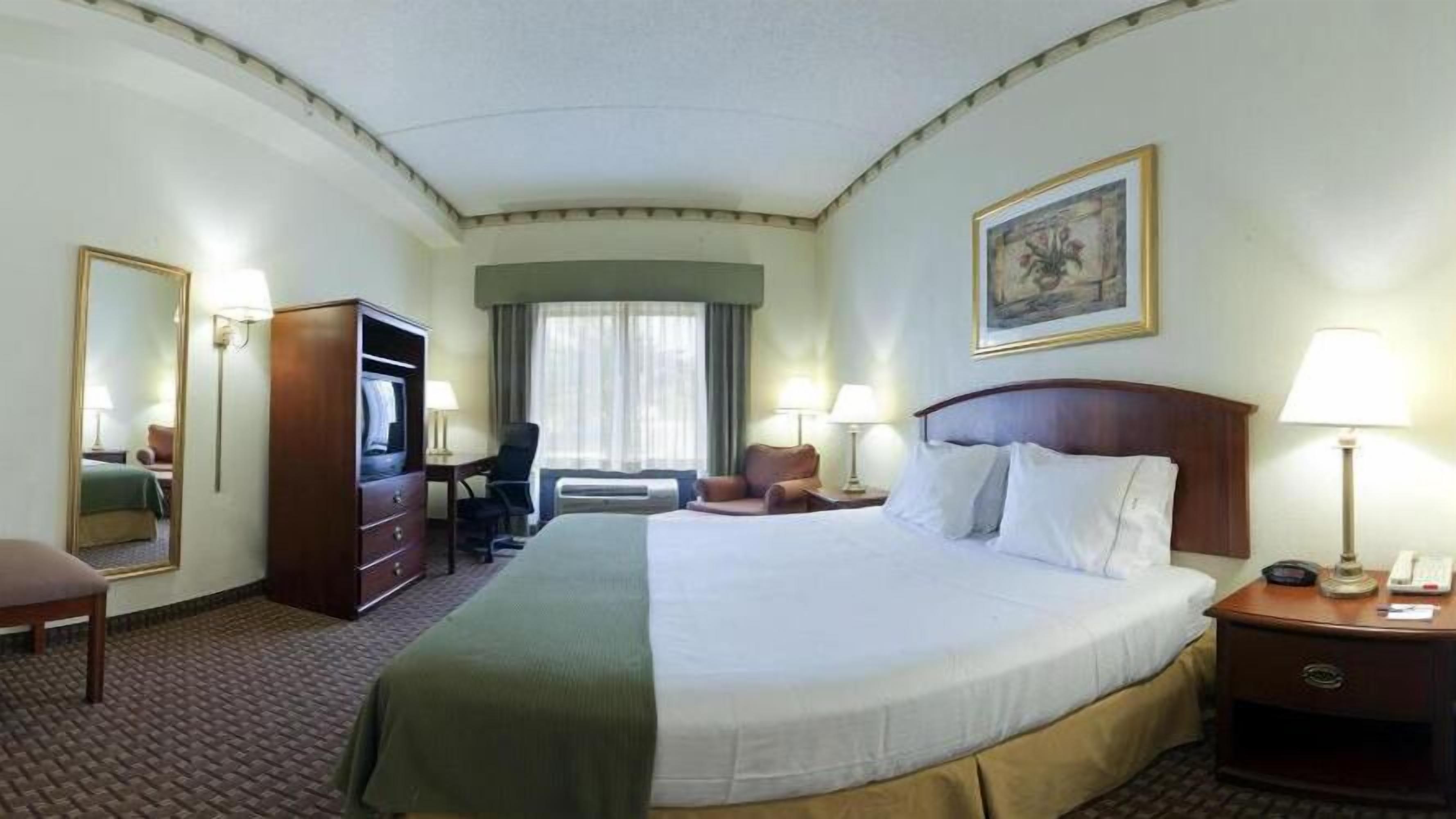 standard room, 1 king bed | in-room safe, desk, iron/ironing board, cots/infant beds