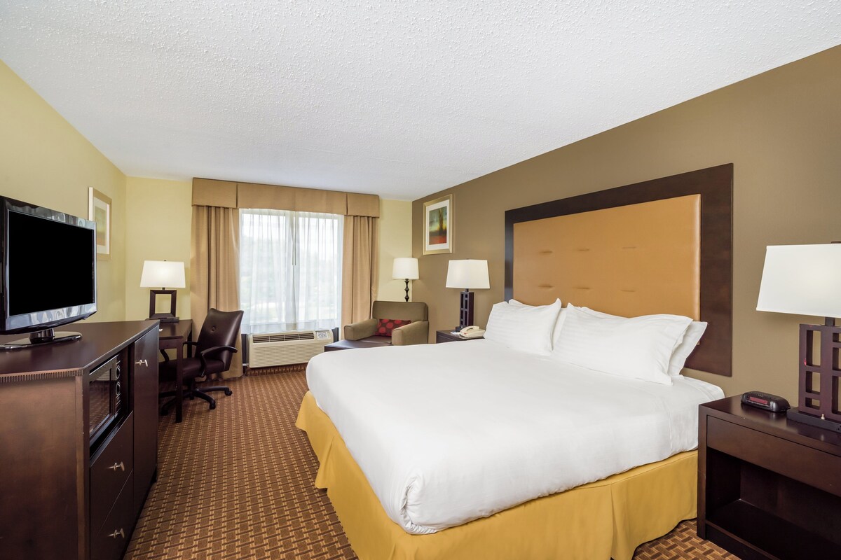 Standard Room, 1 King Bed | In-room safe, desk, iron/ironing board, cribs/infant beds