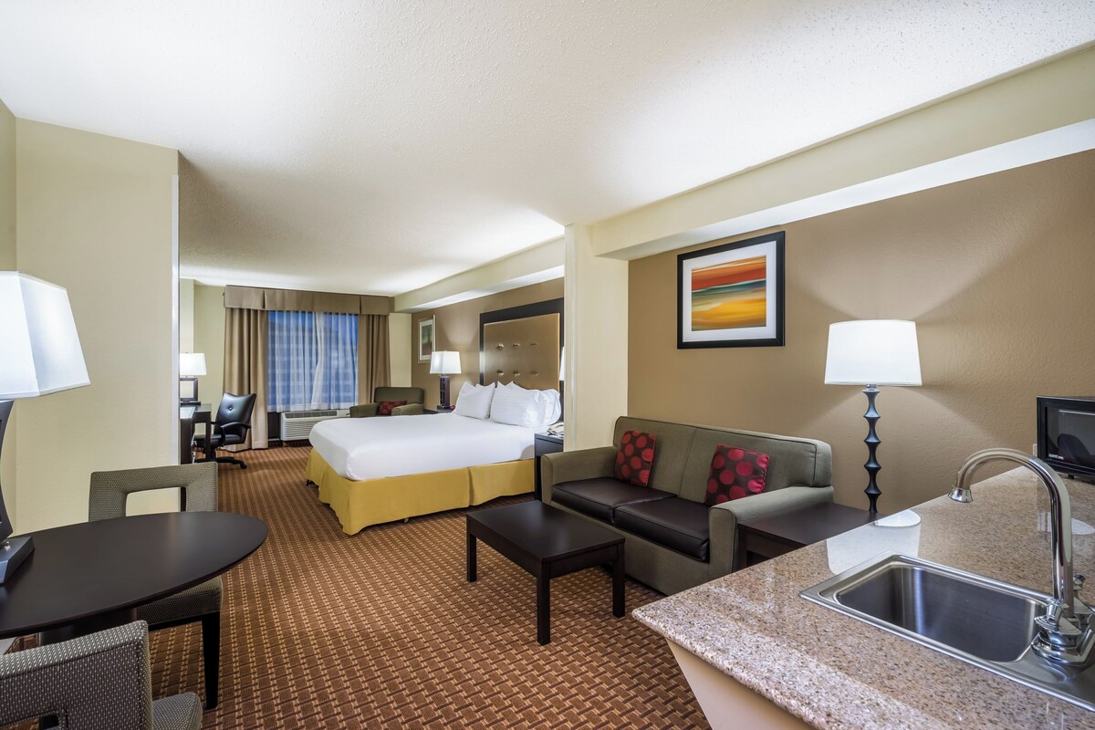 In-room safe, desk, iron/ironing board, cribs/infant beds