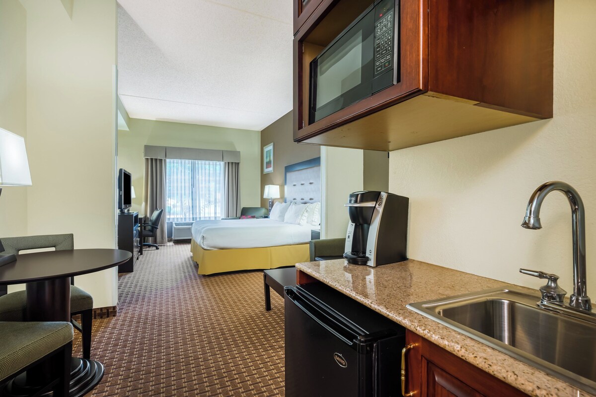 In-room safe, desk, iron/ironing board, cribs/infant beds