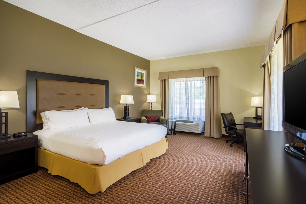 In-room safe, desk, iron/ironing board, cribs/infant beds
