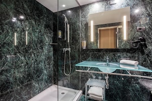 Secador de pelo, bidet, toallas, jabón