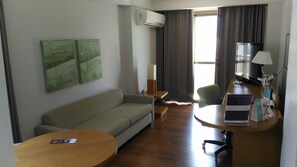 小型套房, 1 张大床 | 迷你吧、客房内保险箱、办公桌、笔记本电脑工作区