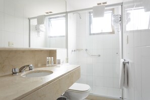 Standard Room, 2 Single Beds | Bathroom | Shower, rainfall showerhead, free toiletries, hair dryer - Mercure Rio de Janeiro Botafogo Mourisco (Rio de Janeiro)