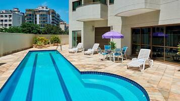 Außenpool, geöffnet von 08:00 Uhr bis 20:00 Uhr, Sonnenschirme