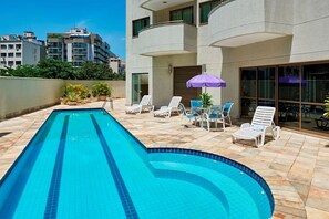 Una piscina al aire libre (de 08:00 a 20:00), sombrillas, tumbonas