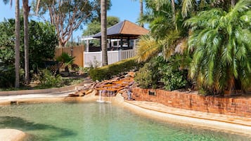 Piscine extérieure, chaises longues
