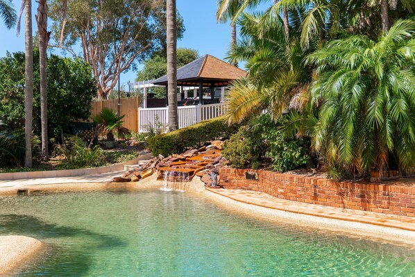 สระว่ายน้ำกลางแจ้ง เปิด 8:00 น. ถึง 20:00 น., เก้าอี้อาบแดดริมสระ