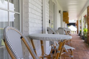 Zimmer, 1 King-Bett | Terrasse/Patio