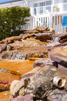 室外游泳池，08:00 至 20:00 开放，日光浴躺椅