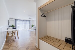 Escritorio, tabla de planchar con plancha, wifi gratis y ropa de cama 