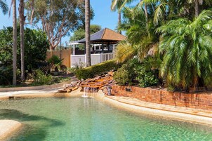 Una piscina al aire libre (de 08:00 a 20:00), tumbonas