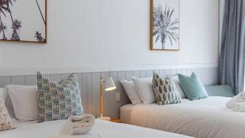 Standaard kamer, 2 queensize bedden, niet-roken | Een bureau, een strijkplank/strijkijzer, gratis wifi, beddengoed