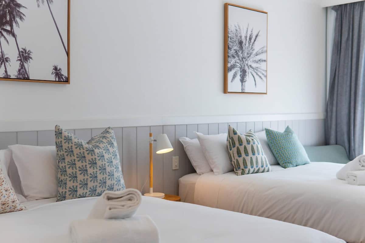 Standaard kamer, 2 queensize bedden, niet-roken | Een bureau, een strijkplank/strijkijzer, gratis wifi, beddengoed