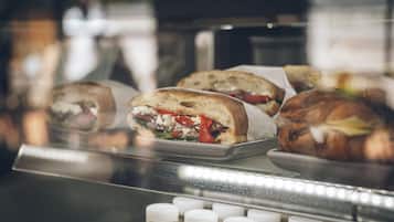 Une présentation de sandwichs et de pâtisseries dans une boulangerie.
