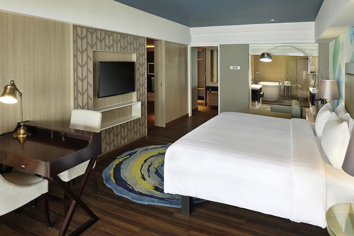 1 habitación, caja de seguridad en la habitación y escritorio