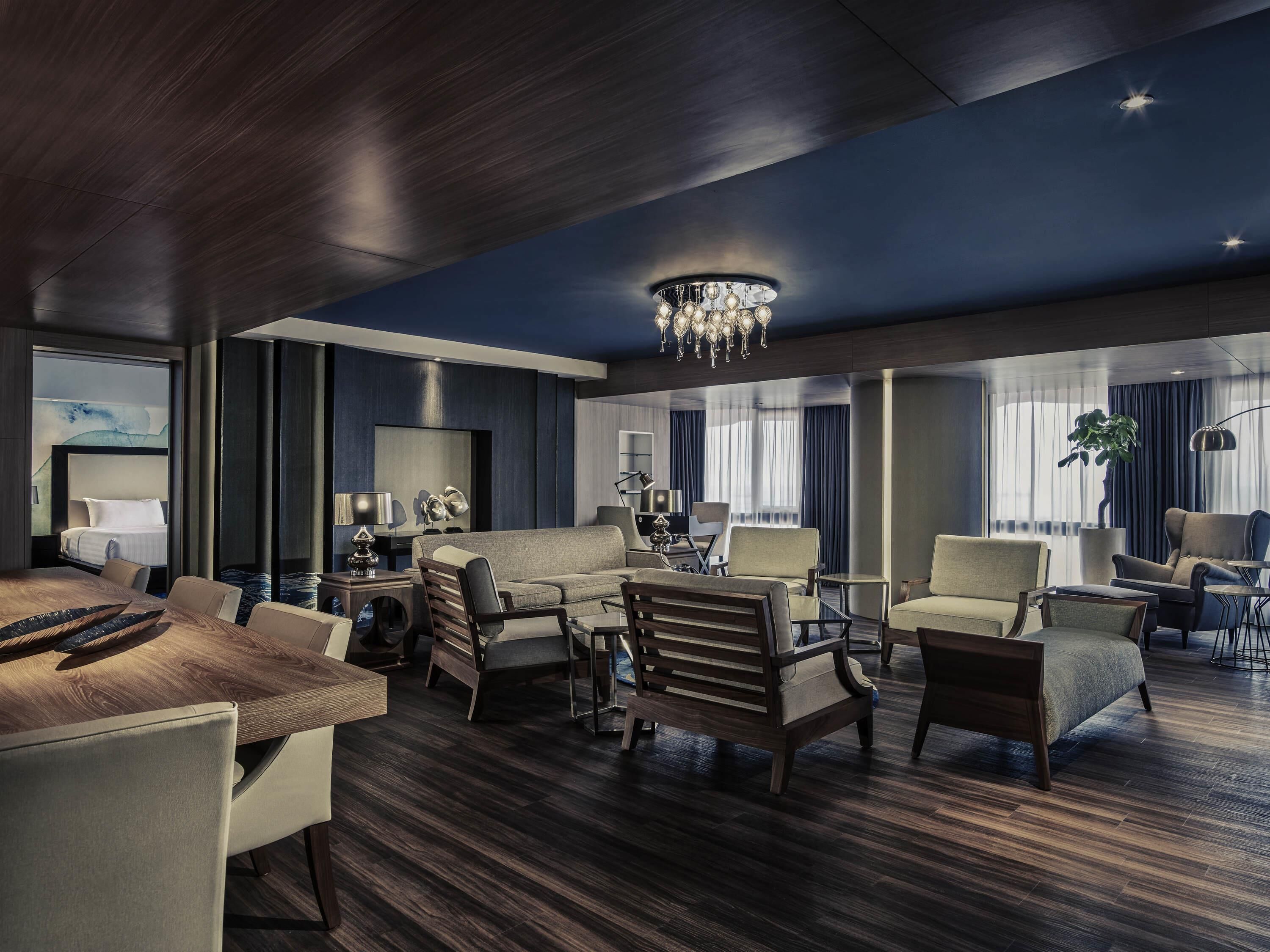 Presidential-sviitti, 1 suuri parisänky, parveke, valtamerinäköala | Tallelokero huoneessa, työpöytä, ilmaiset vauvansängyt, ilmainen Wi-Fi