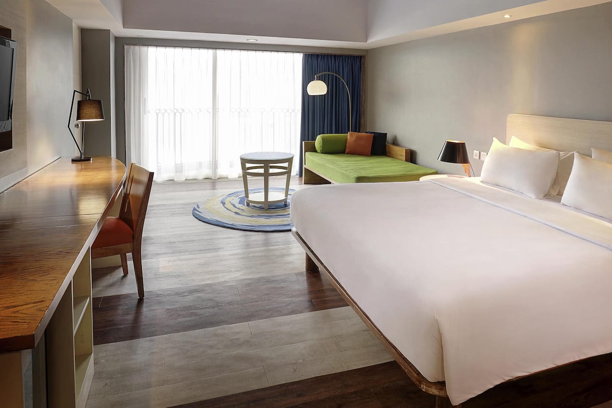 1 habitación, caja de seguridad en la habitación y escritorio