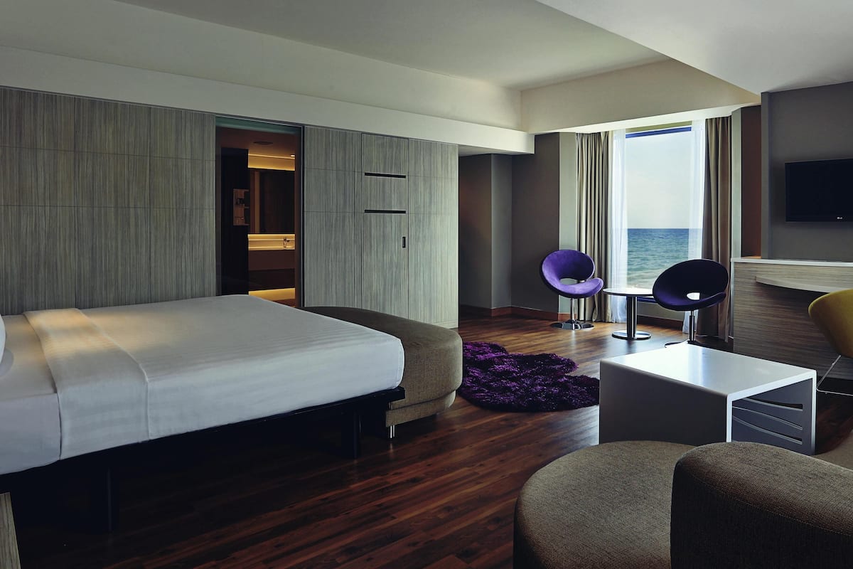 1 habitación, caja de seguridad en la habitación y escritorio