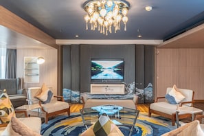 Suite presidencial, 1 cama de matrimonio grande, balcón, vistas al mar | Zona de estar | Una televisión LCD