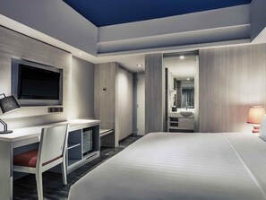 Superior Room, 1 King Bed, Park View | In-room safe, desk, free cots/infant beds, free WiFi - Mercure Convention Center Ancol (Jakarta)