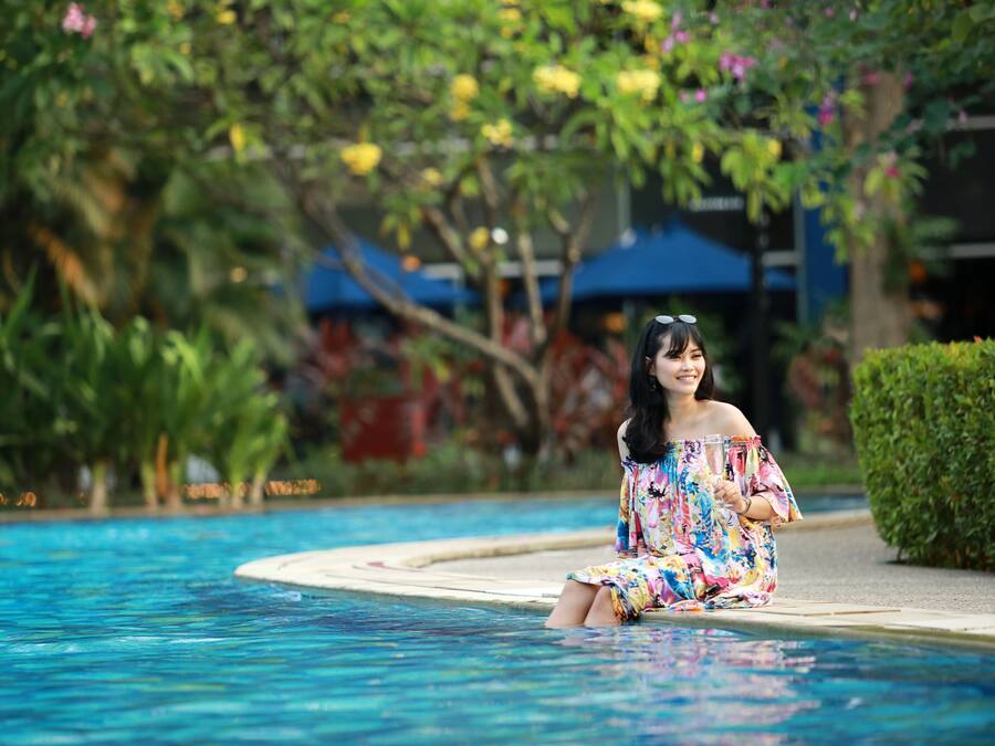 2 outdoor pools, sun loungers