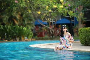 2 outdoor pools, sun loungers