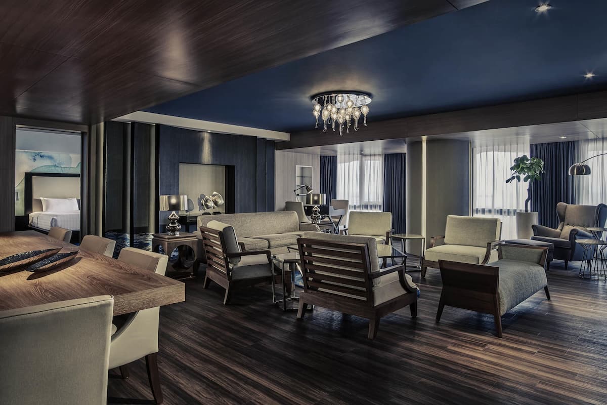 Presidential-suite - 1 kingsize-seng - balkon - havudsigt | 1 soveværelse, pengeskab på værelset, skrivebord