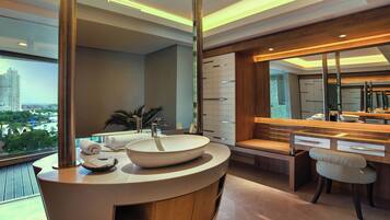 Suite Royal, 1 Tempat Tidur King dengan tempat tidur Sofa, pemandangan samudra | Kamar mandi | Shower, perlengkapan kamar mandi ramah lingkungan, dan pengering rambut