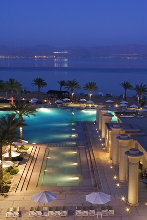 8 室外游泳池，池畔遮阳伞，日光浴躺椅