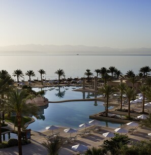 Minibar, caja de seguridad en la habitación y escritorio 