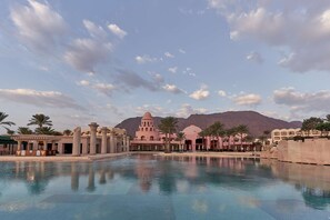 8 outdoor pools, pool umbrellas, pool loungers