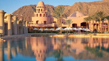 8 outdoor pools, pool umbrellas, sun loungers