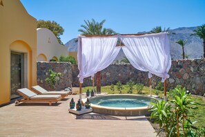 8 piscinas al aire libre, sombrillas, sillones reclinables de piscina