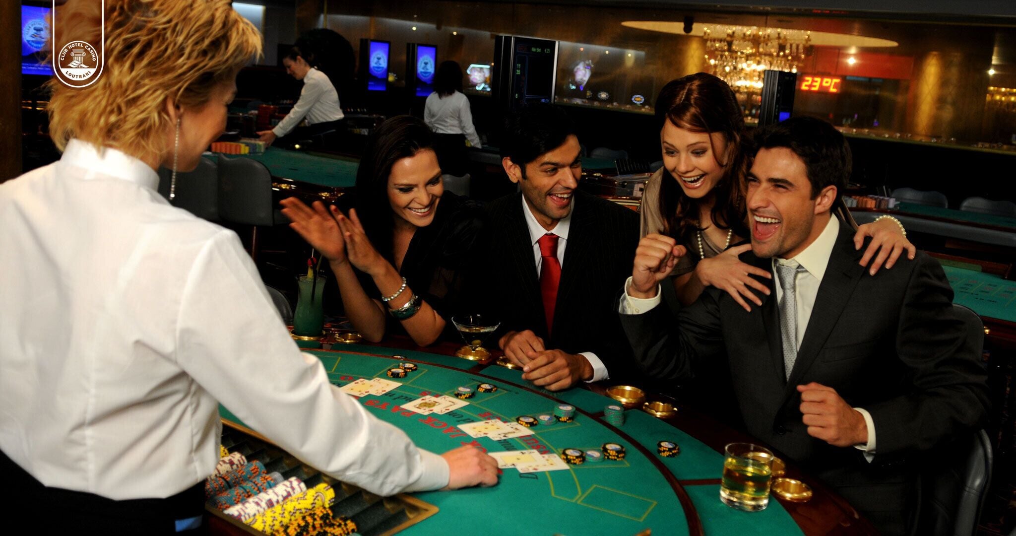 Un casino con una mesa de blackjack, un crupier y jugadores.