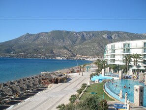 Plage privée, chaise longue, parasol, serviettes de plage
