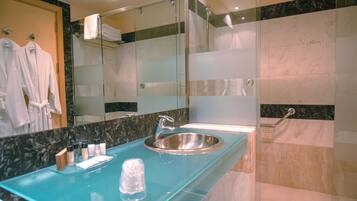 Camera Executive, vista montagna | Bagno | Set di cortesia firmato, asciugacapelli, accappatoio, asciugamani